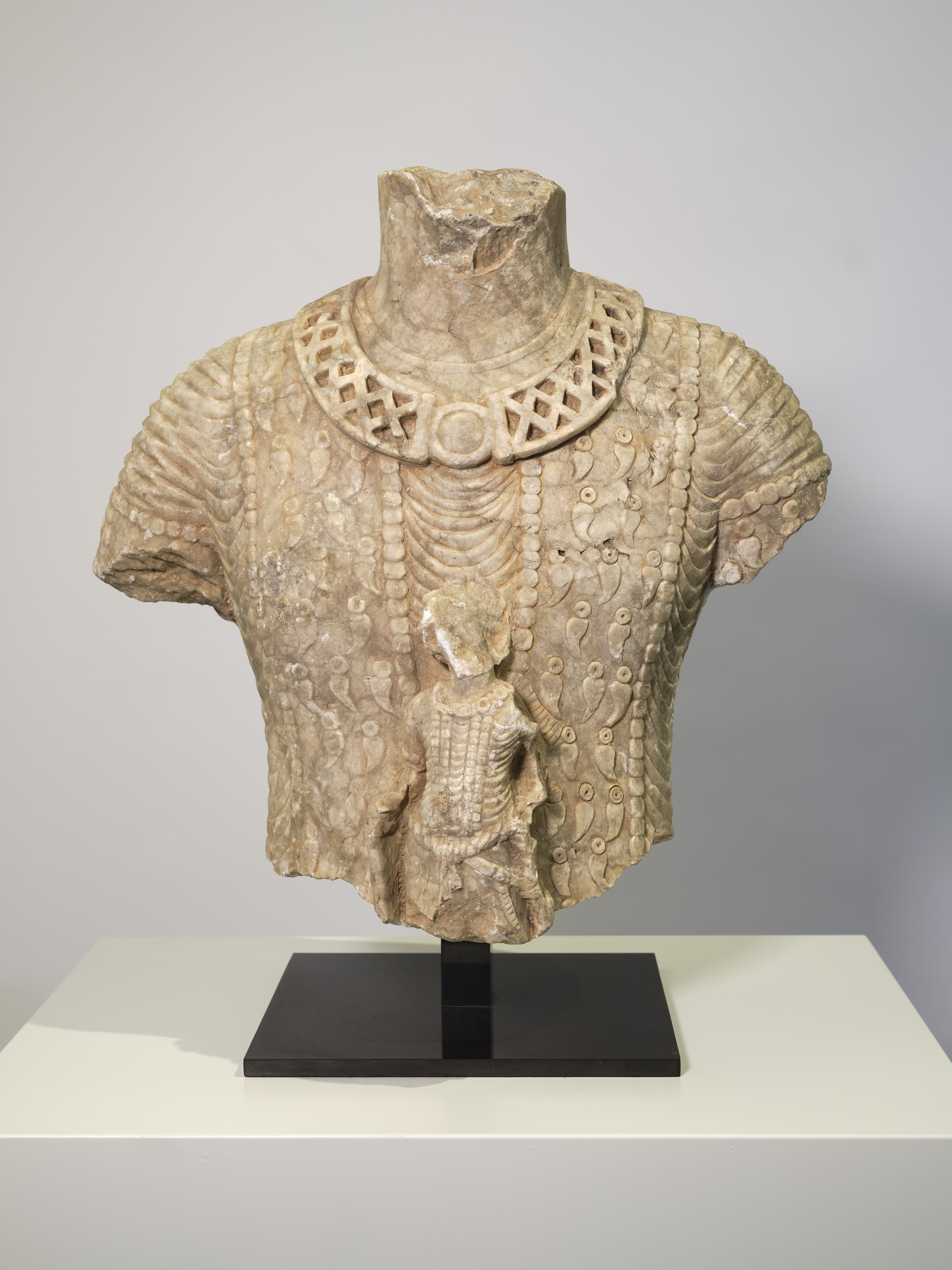 Torso Fragment der monumentalen Statue eines als Betender